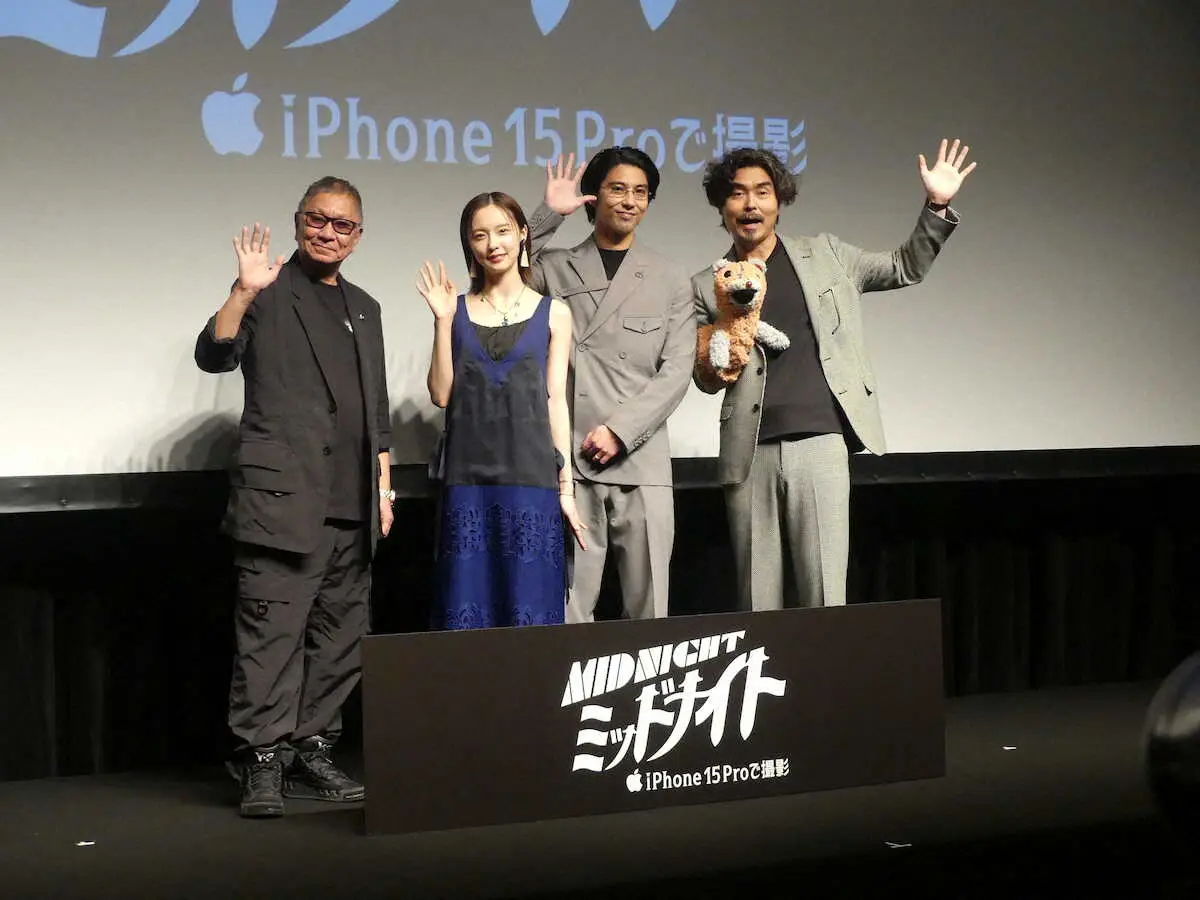 「iPhoneで撮影『ミッドナイト』プレミア試写会」に出席した（左から）三池崇史監督、加藤小夏、賀来賢人・小澤征悦