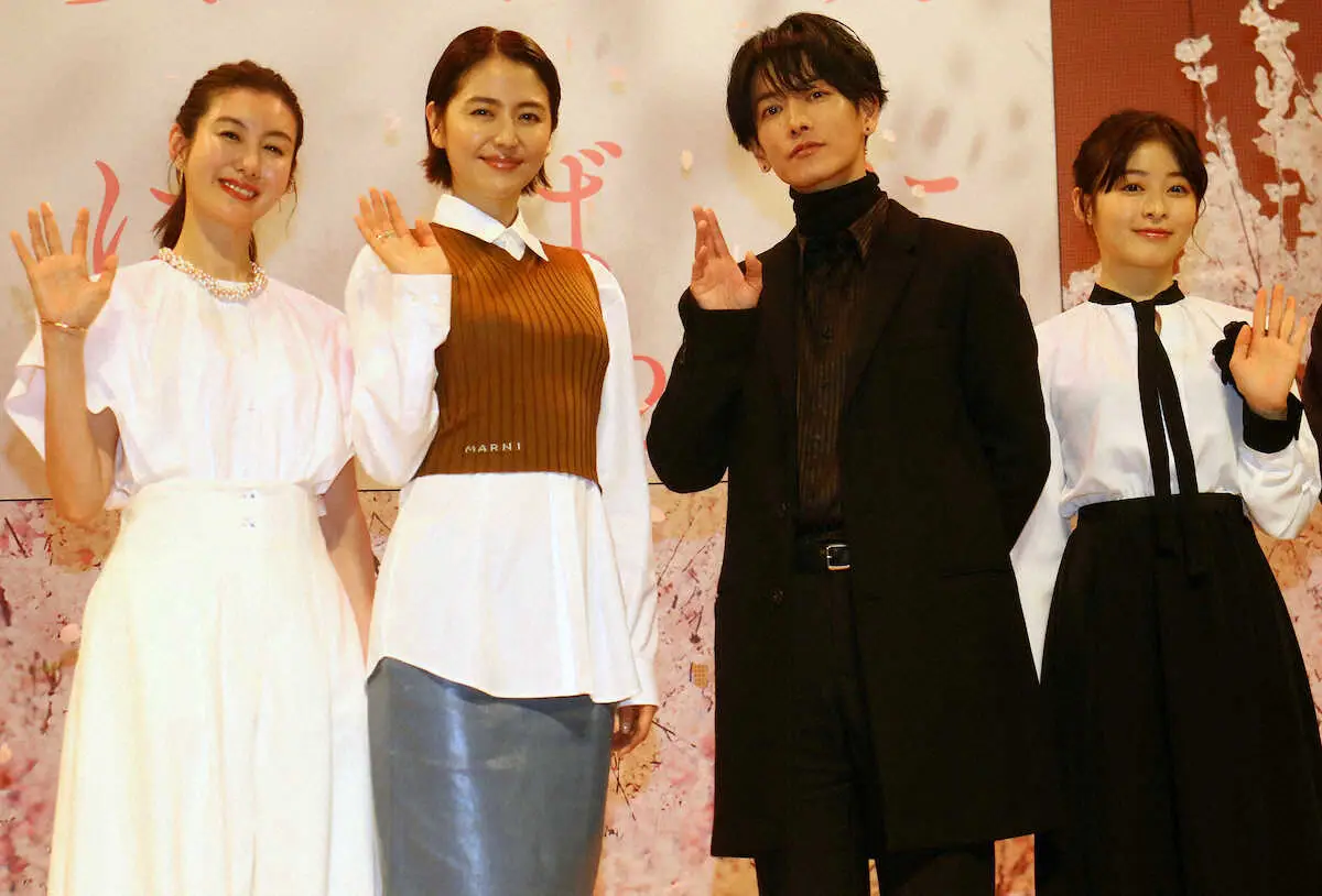 映画「四月になれば彼女は」の完成披露試写会に出席した（左から）ともさかりえ、長澤まさみ、佐藤健、森七菜