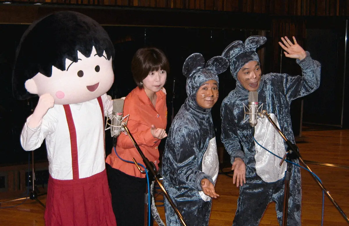アニメ「ちびまる子ちゃん」の新エンディングテーマ曲収録でまる子ちゃん、爆笑問題とポーズをとるTARAKOさん（左から2人目）＝04年6月