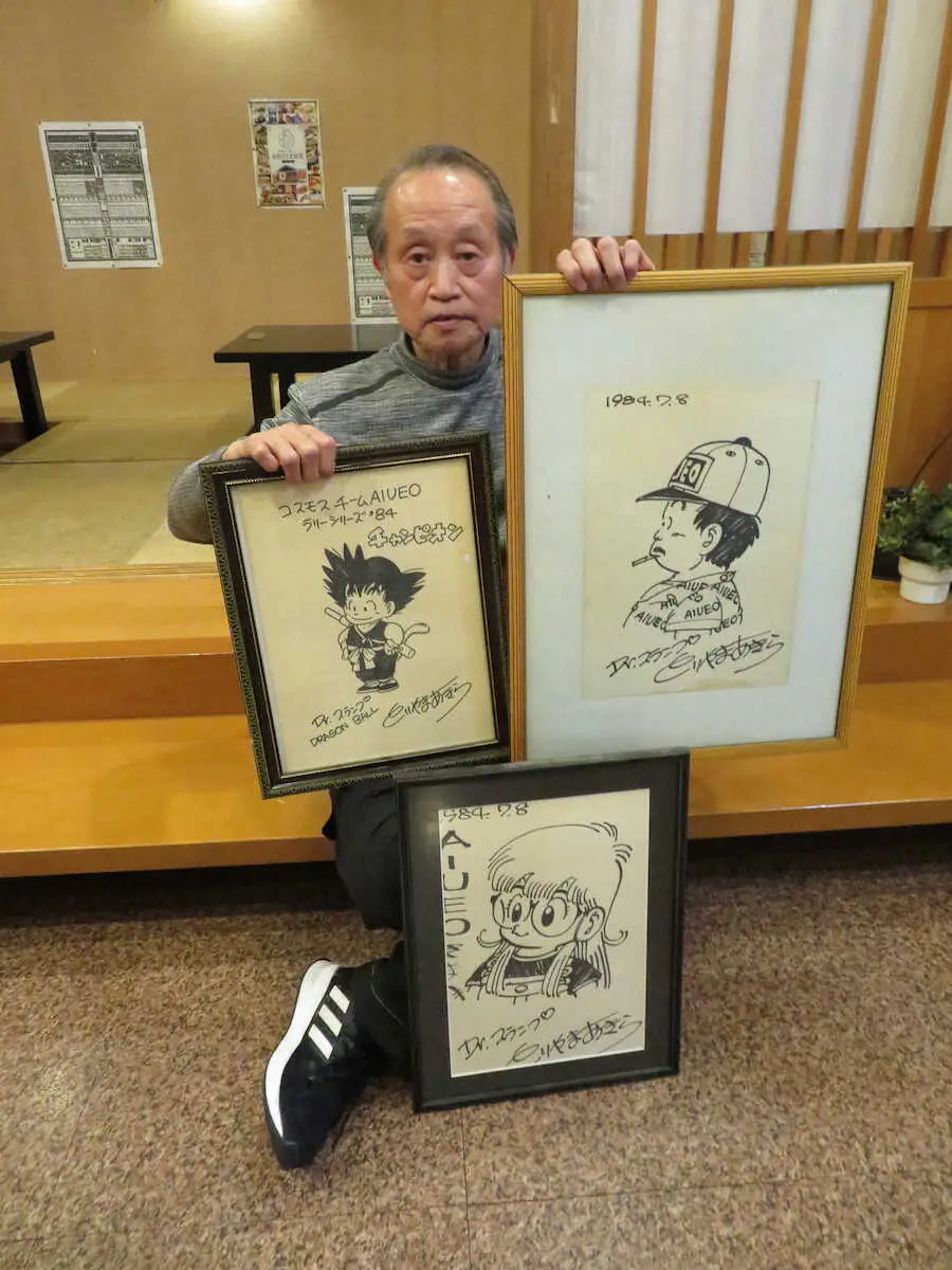 鳥山明さんが来店時に描いたイラストと「あいうえお」のオーナー・長田達義さん