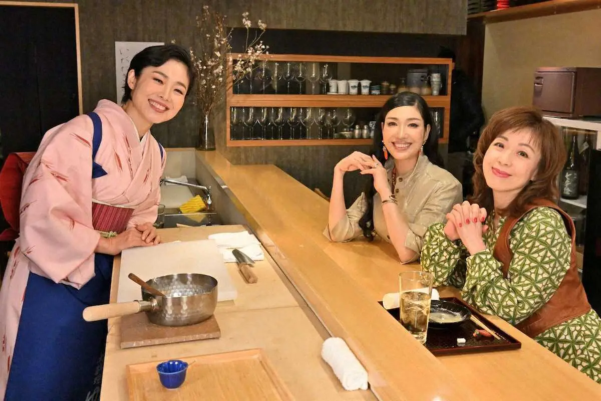 MBSテレビの特番「おしゃべり小料理ゆみこ」で“小料理屋の女将”を務める（左から）有働由美子、ゲストのアンミカ、羽野晶紀