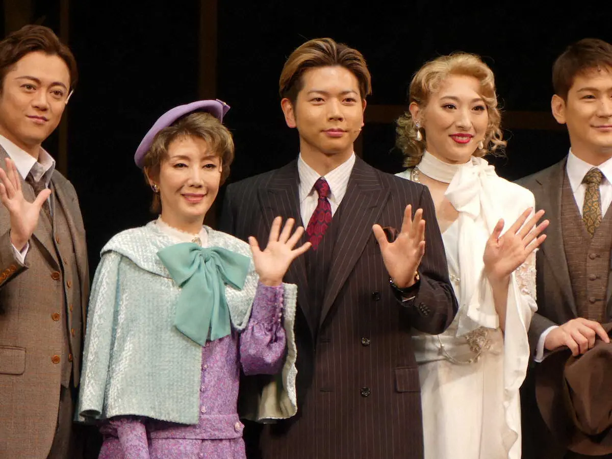 ミュージカル「20世紀号に乗って」の公開稽古前に会見した、左から、戸田恵子、増田貴久、珠城りょう