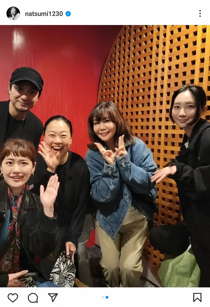 小川菜摘のインスタグラム（@natsumi1230）より　左からアサヌマ理紗、山田能龍氏、いとうあさこ、小川、ファーストサマーウイカ