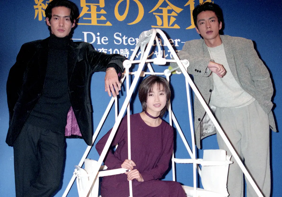 日本テレビドラマ「続・星の金貨」製作発表でポーズをとる（右から）大沢たかお、酒井法子、竹野内豊