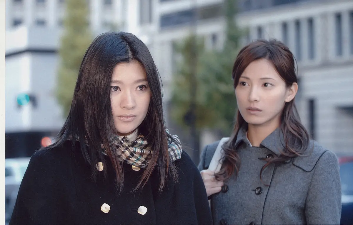 日本テレビ「ハケンの品格」で有能な派遣社員を演じる女優・篠原涼子（左）と加藤あい