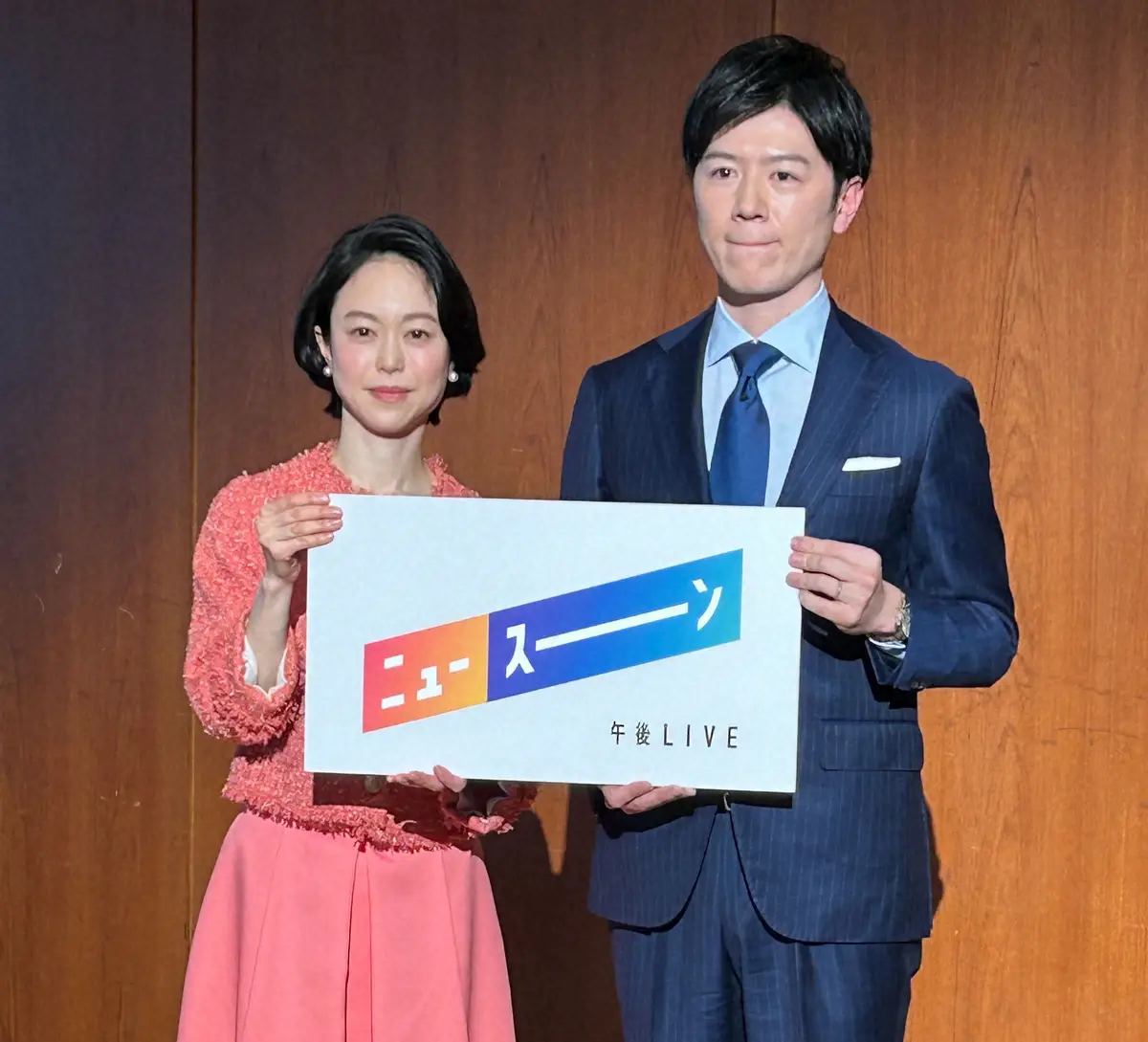 NHK総合の新番組「午後LIVE　ニュースーン」でキャスターを務める池田伸子アナウンサー（左）と伊藤海彦アナウンサー