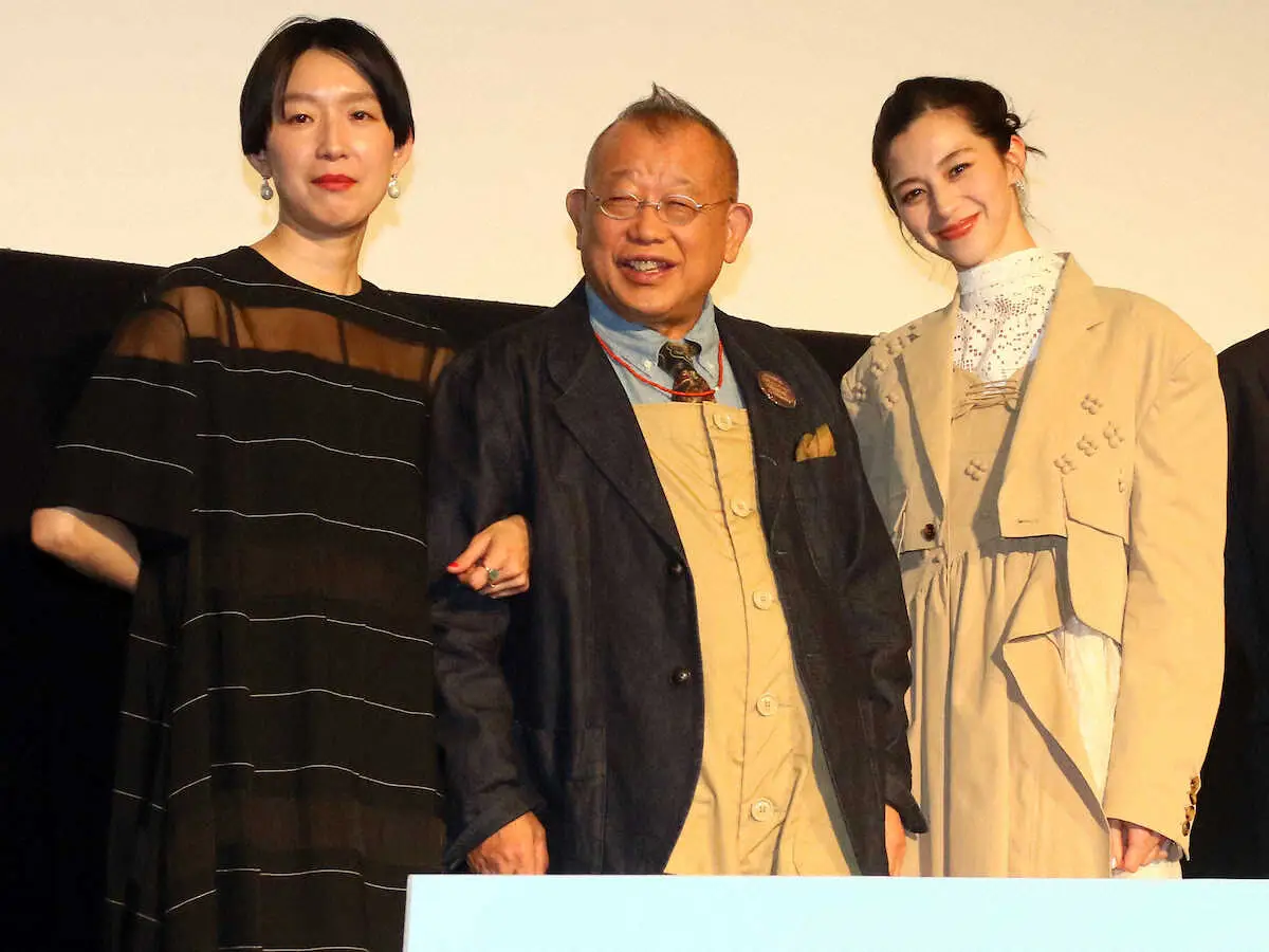 映画「あまろっく」の完成披露上映会に出席した（左から）江口のりこ、笑福亭鶴瓶、中条あやみ
