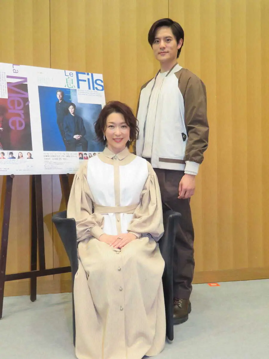 「若村さんは演劇界の母です」と最大限に慕う岡本圭人（右）と若村麻由美