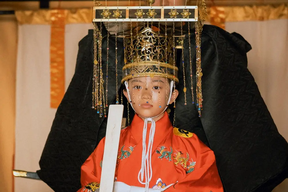 大河ドラマ「光る君へ」第11話。7歳で即位した一条天皇（高木波瑠）（C）NHK