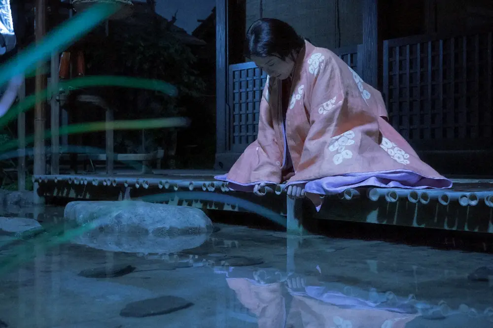 大河ドラマ「光る君へ」第11話。まひろ（吉高由里子）は水面に映る己の姿に…（C）NHK