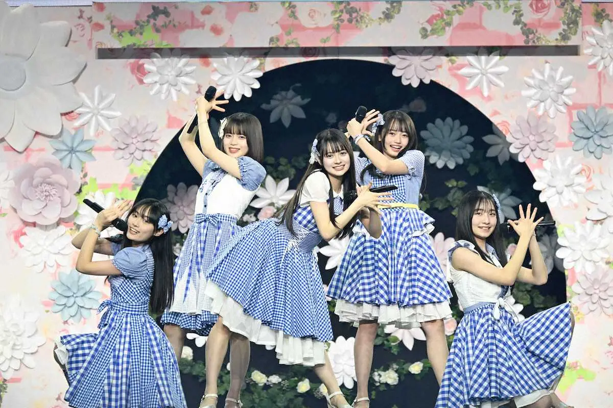 AKB48のコンサートでお披露目された19期研究生（左から奥本カイリ、川村結衣、伊藤百花、花田藍衣、白鳥沙怜）（C）AKB48AKB48