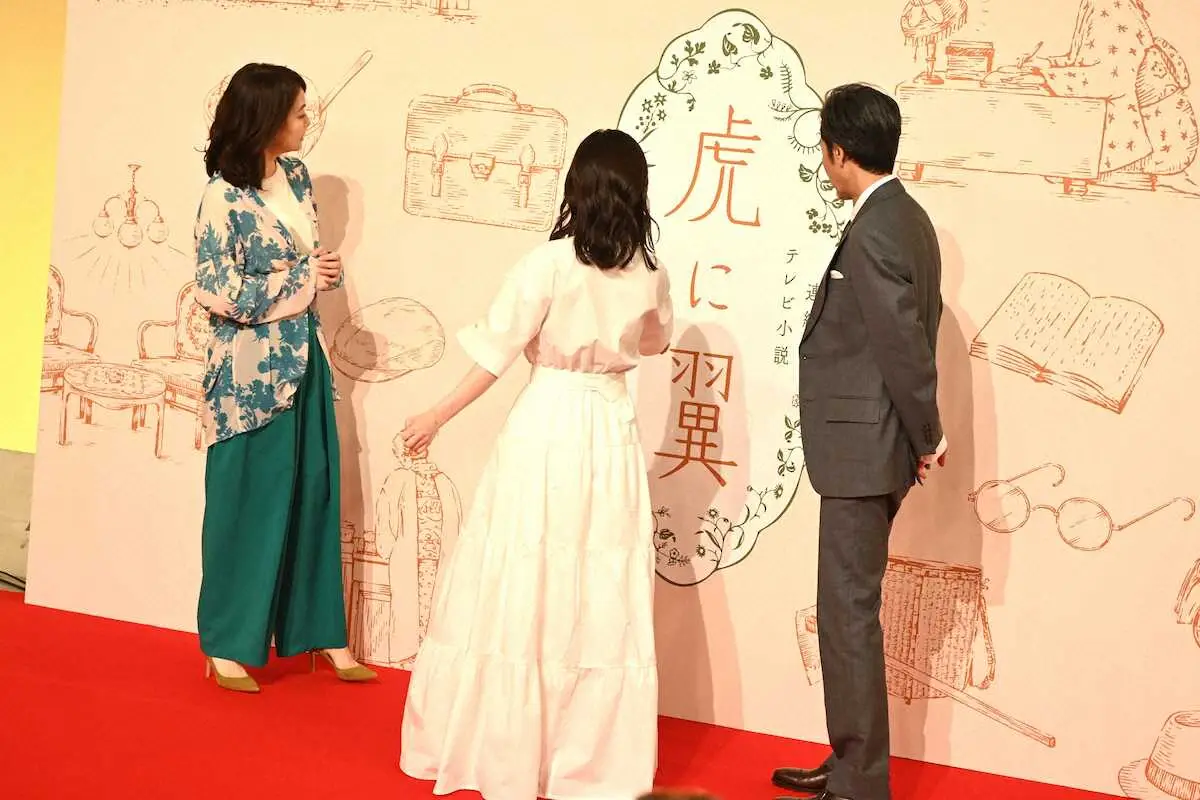 ドラマにちなんだイラストに目を向ける（左から）石田ゆり子、伊藤沙莉、岡部たかし（撮影・小渕　日向子）