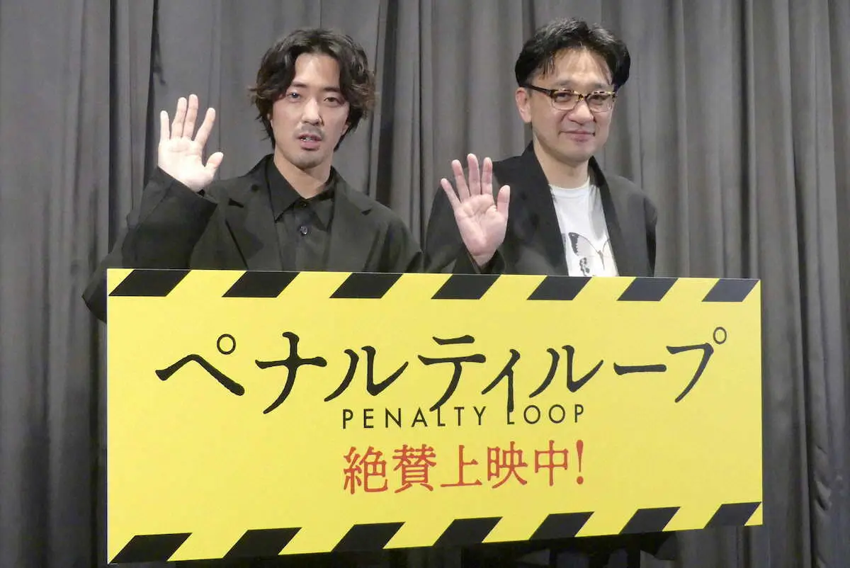 映画の舞台あいさつに登場した（左から）主演の若葉竜也、監督の荒木伸二