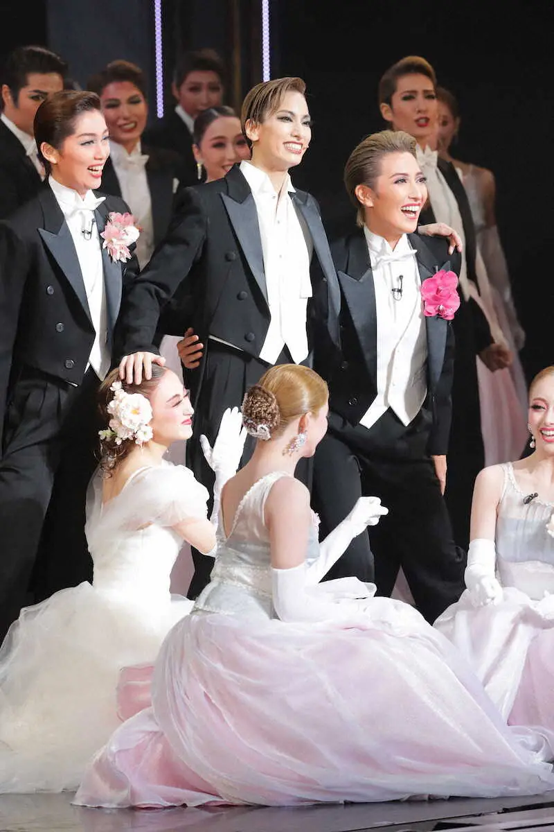サヨナラショーで華やかなステージを見せた宝塚歌劇団・花組トップスター柚香光（後列中央）と帆純まひろ（同右）、舞月なぎさ（同左）ら