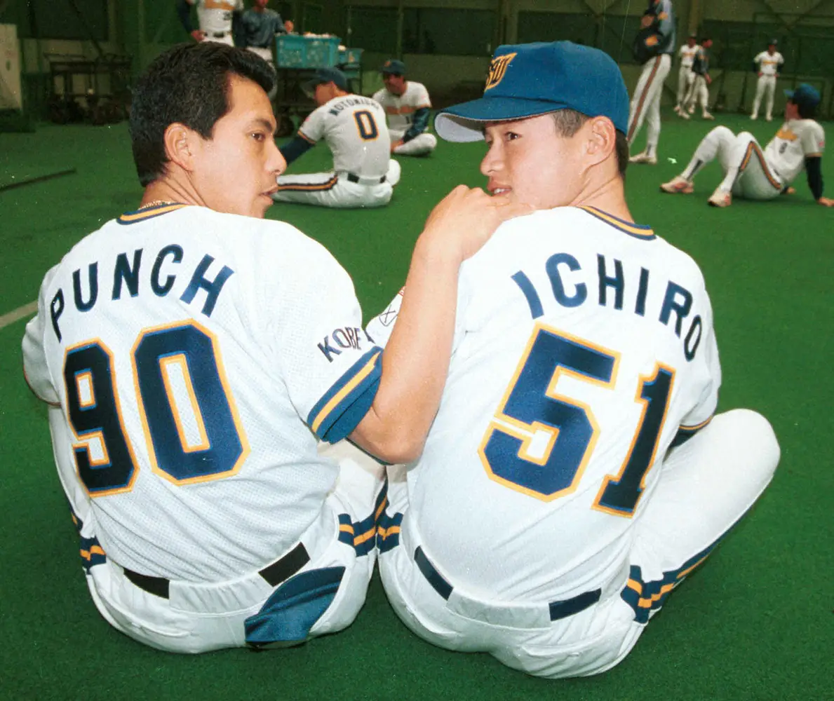 登録名を鈴木一朗を改めイチロー外野手（右）に佐藤和弘改めパンチ外野手（左）に登録名を変更した当時の2人