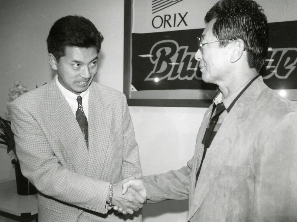 1994年、「監督お世話になりました」とオリックス・仰木監督（右）の手を握り締めて別れのあいさつをするパンチ（佐藤和弘）
