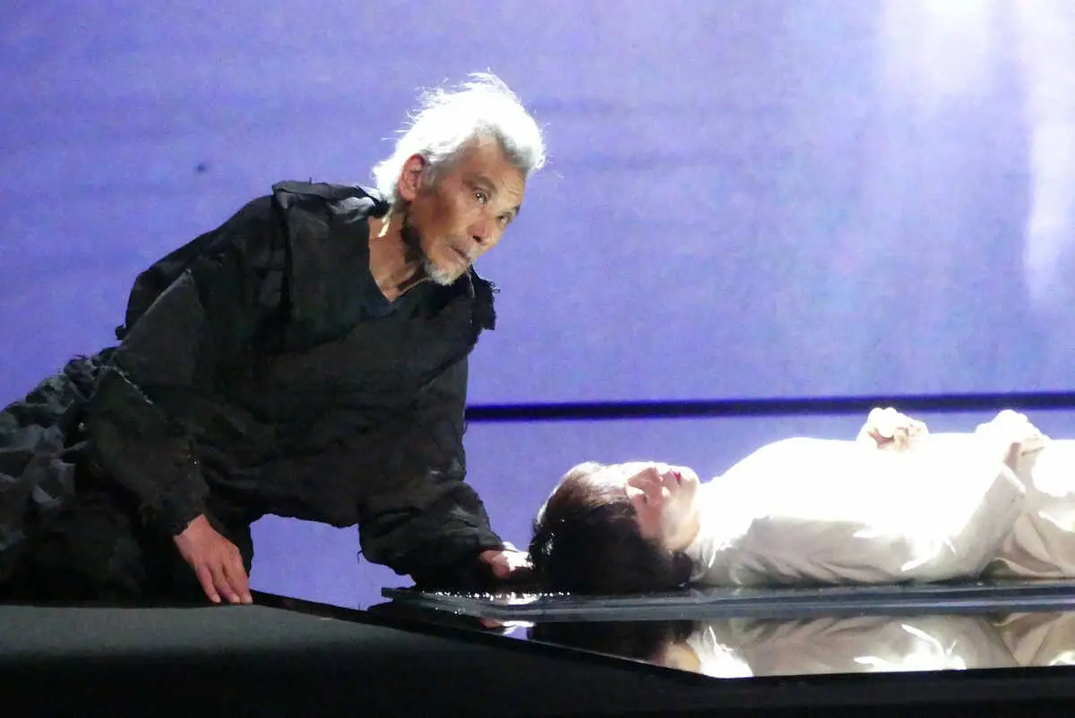 音楽家の坂本龍一さんが最後に手がけた舞台「TIME」に出演する田中泯（左）