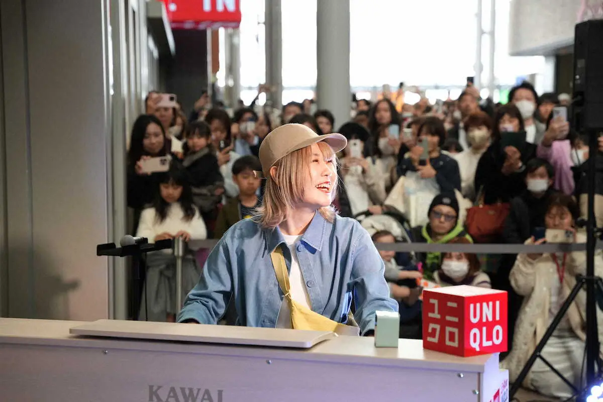 ハラミちゃんが神戸でサプライズ演奏　29（肉）の日開店の「ユニクロ　神戸三宮店」アピール