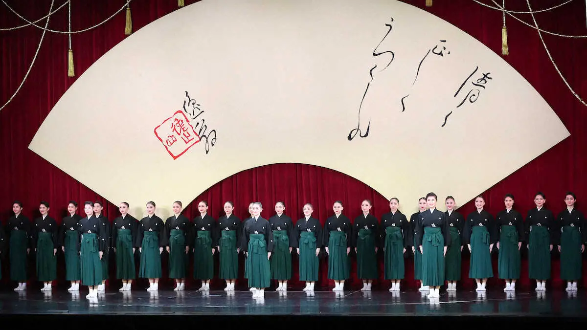 憧れの宝塚大劇場で初舞台の口上を述べる宝塚歌劇団110期生（撮影・奥　調）