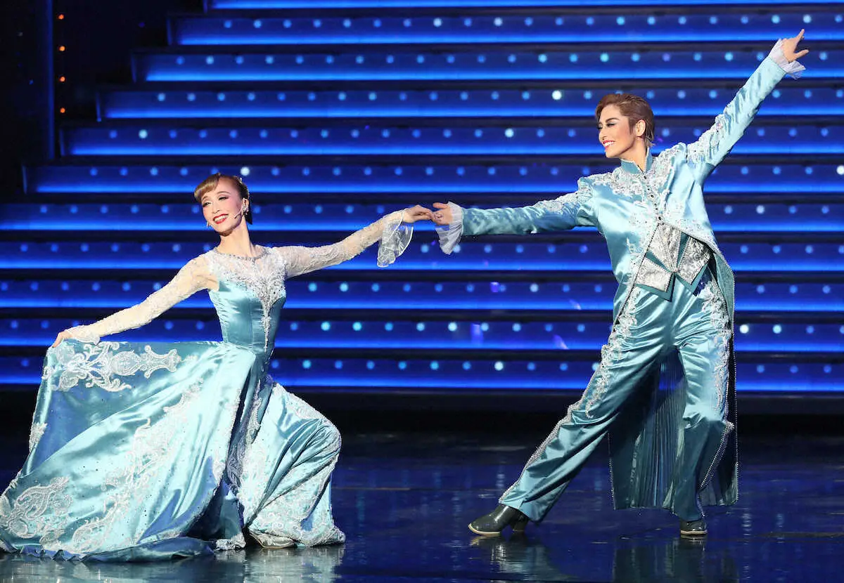 サヨナラ公演のフィナーレで美しいデュエットを披露する宝塚歌劇団月組トップスター月城かなと（右）と海乃美月