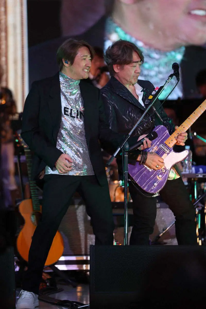 日比谷野外大音楽堂でコンサートを開催した近藤真彦（左）と野村義男