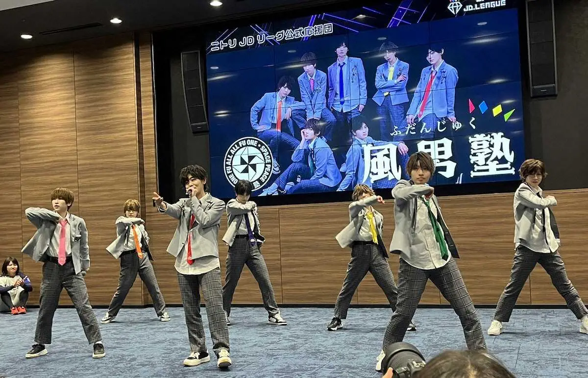 7人組男装アイドルグループ「風男塾」　ソフトボールJDリーグ「盛り上げていきたい」
