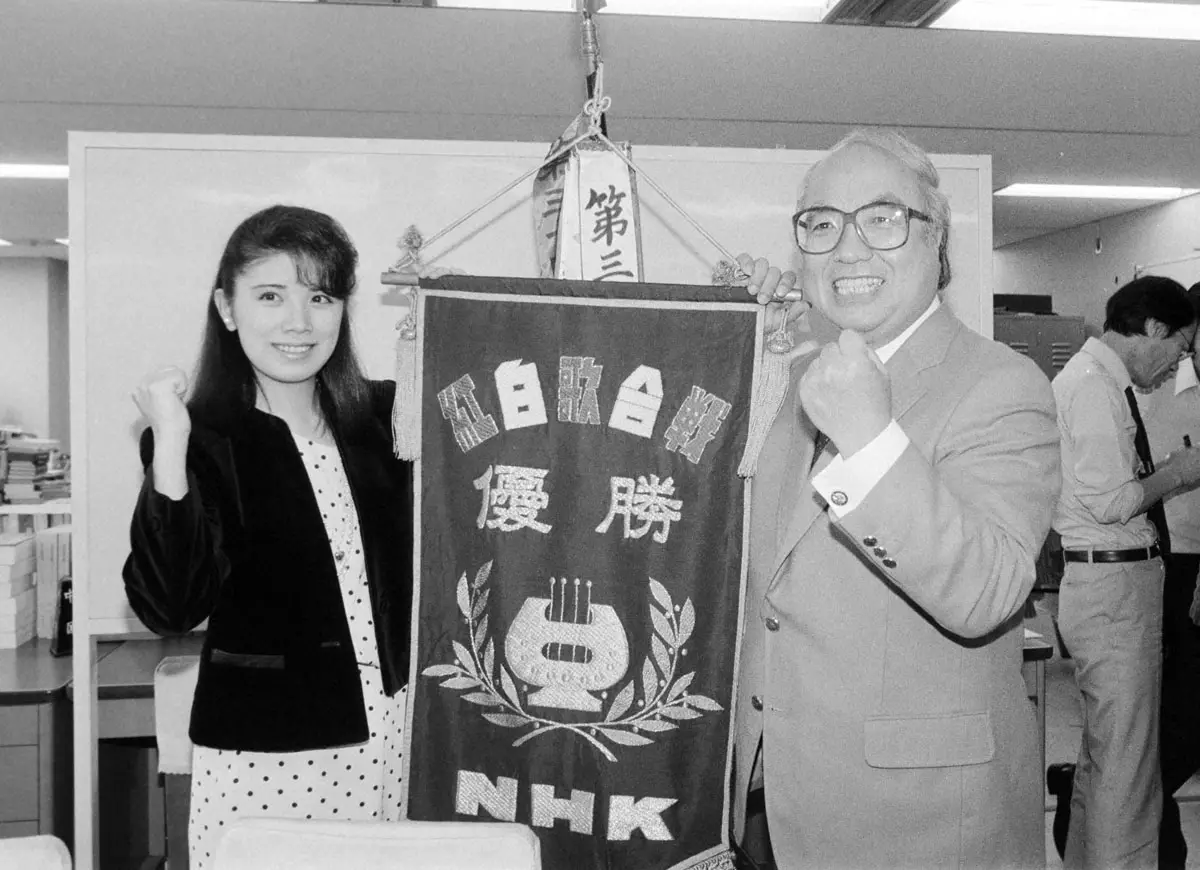 1985年11月、「第36回紅白歌合戦」の司会発表で、紅組新司会の森昌子と鈴木健二さん