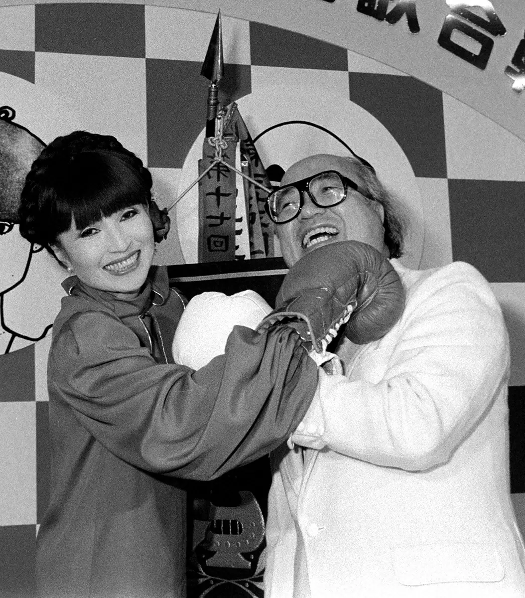 1983年、「第34回NHK紅白歌合戦」司会者発表で、本番へ闘志を見せる白組司会・鈴木健二アナウンサー（右）と 紅組司会・黒柳徹子