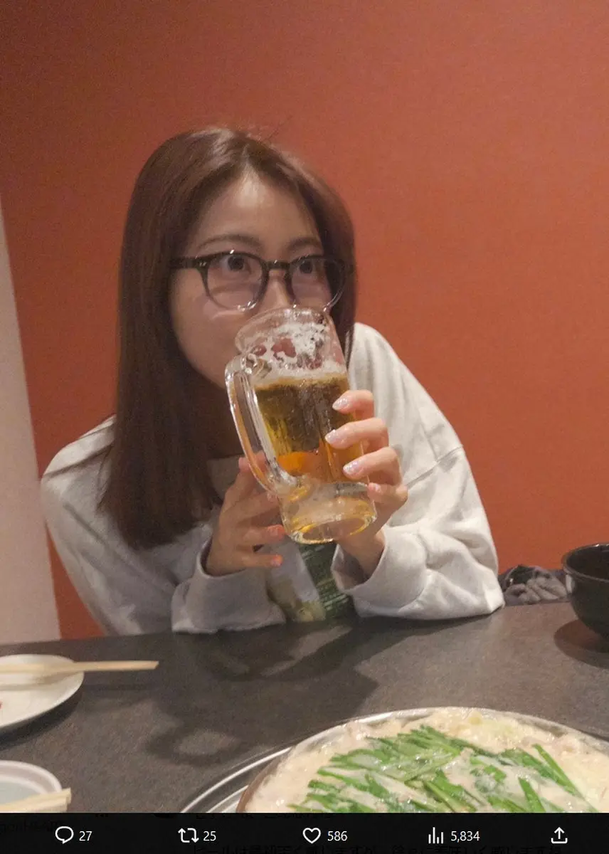 九州の美人タレント「最近美味しさが…」　ビール片手＆メガネショット！「一緒に飲みたい」「可愛い」の声