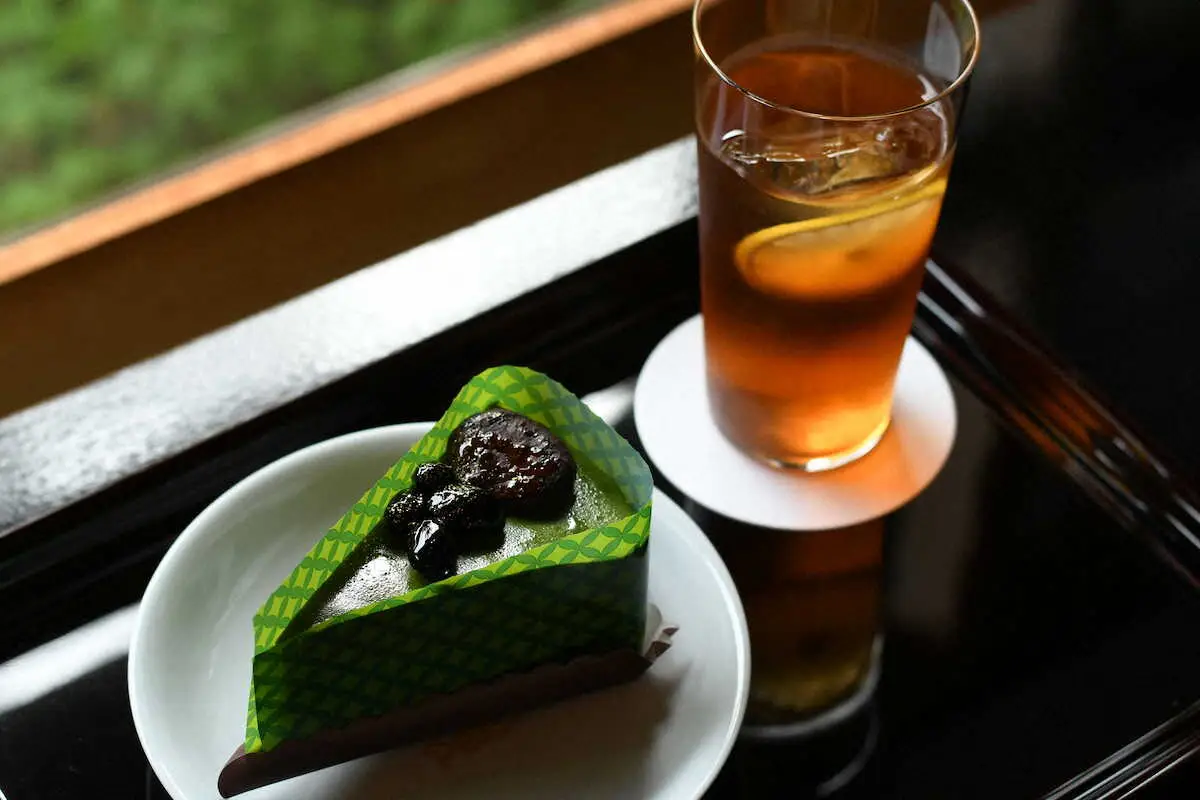 鹿児島県産一番抹茶を使用したプレミアム濃い抹茶のケーキとアイスレモンティー（日本将棋連盟提供）