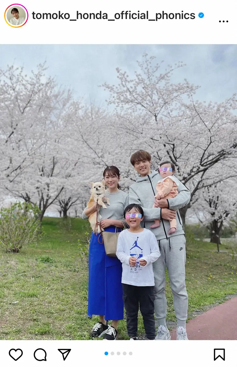 本田朋子　「待ちに待った桜の開花」家族そろってのお花見満喫ショットに「素敵な家族写真」の声