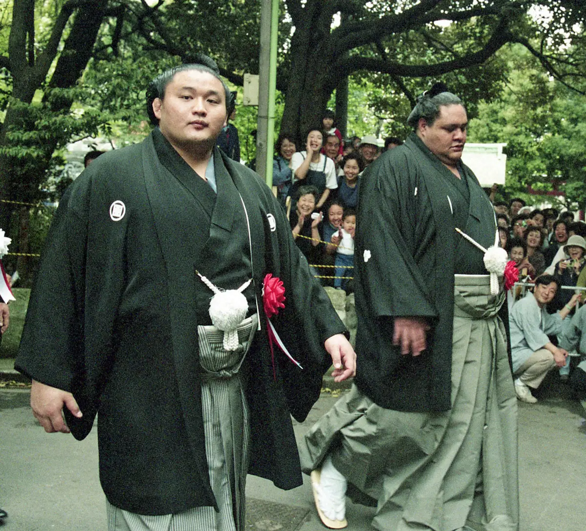 ファンの前を歩く貴乃花（左）と曙（1995年撮影）