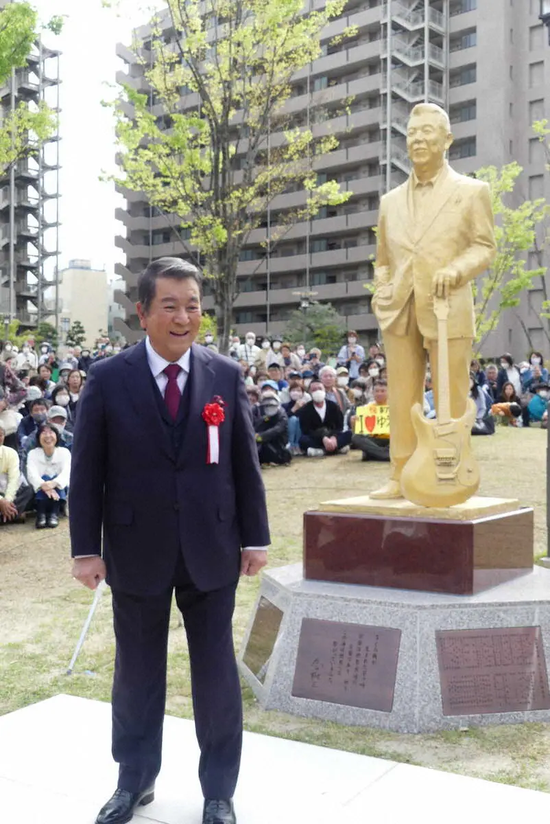 銅像の除幕式に登場した加山雄三