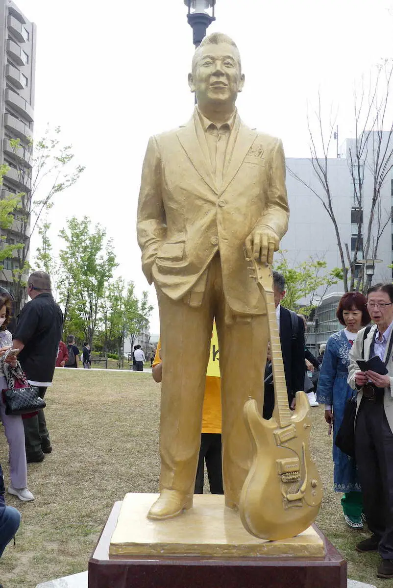 神奈川県の茅ケ崎市役所前に建てられた加山雄三の銅像
