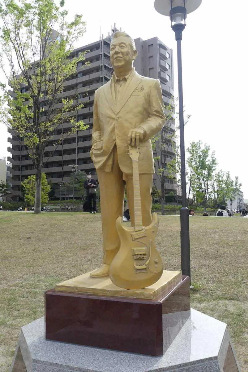神奈川県茅ケ崎市役所前前に建てられた、加山雄三の銅像