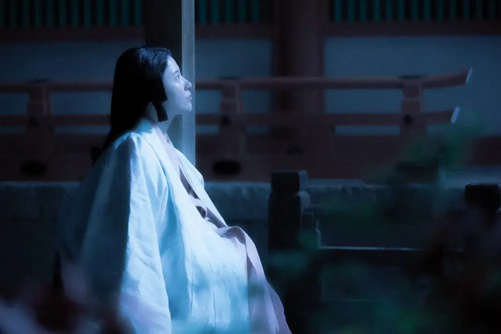 大河ドラマ「光る君へ」第15話。まひろは月夜を見上げ、藤原寧子の言葉を思い返し…（C）NHK