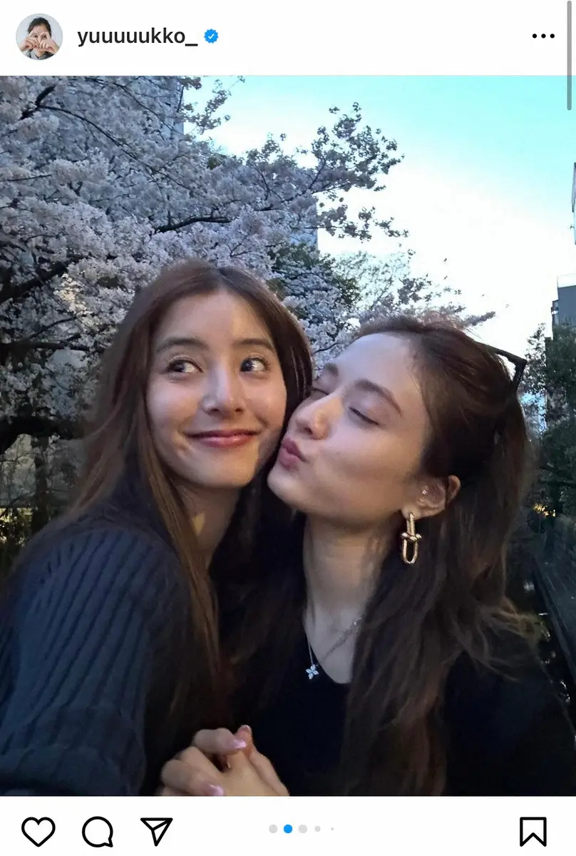 新木優子、人気モデルとお花見“キス”ショット公開に「桜より美しい」「最強美人コンビ」
