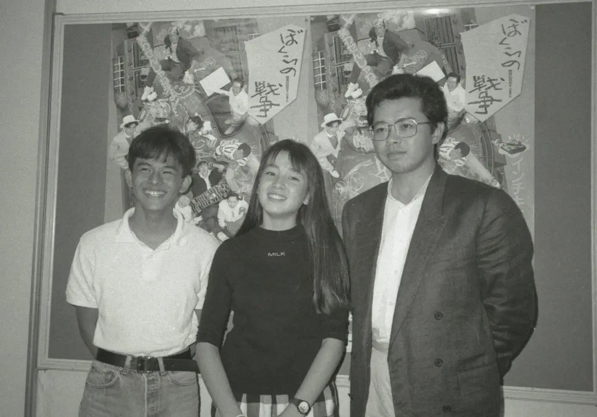 映画「ぼくらの七日間戦争」キャンペーンに参加した菅原監督（右）と宮沢りえ、菊池健一郎（1988年撮影）