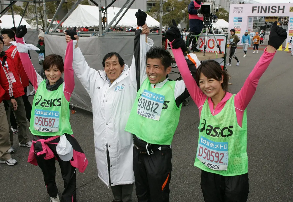 東京マラソン2008のフルマラソンを完走し萩本欽一（左から2人目）とバンザイをする（左から）鈴江奈々アナウンサー、勝俣州和、夏目三久・アナウンサー（当時）