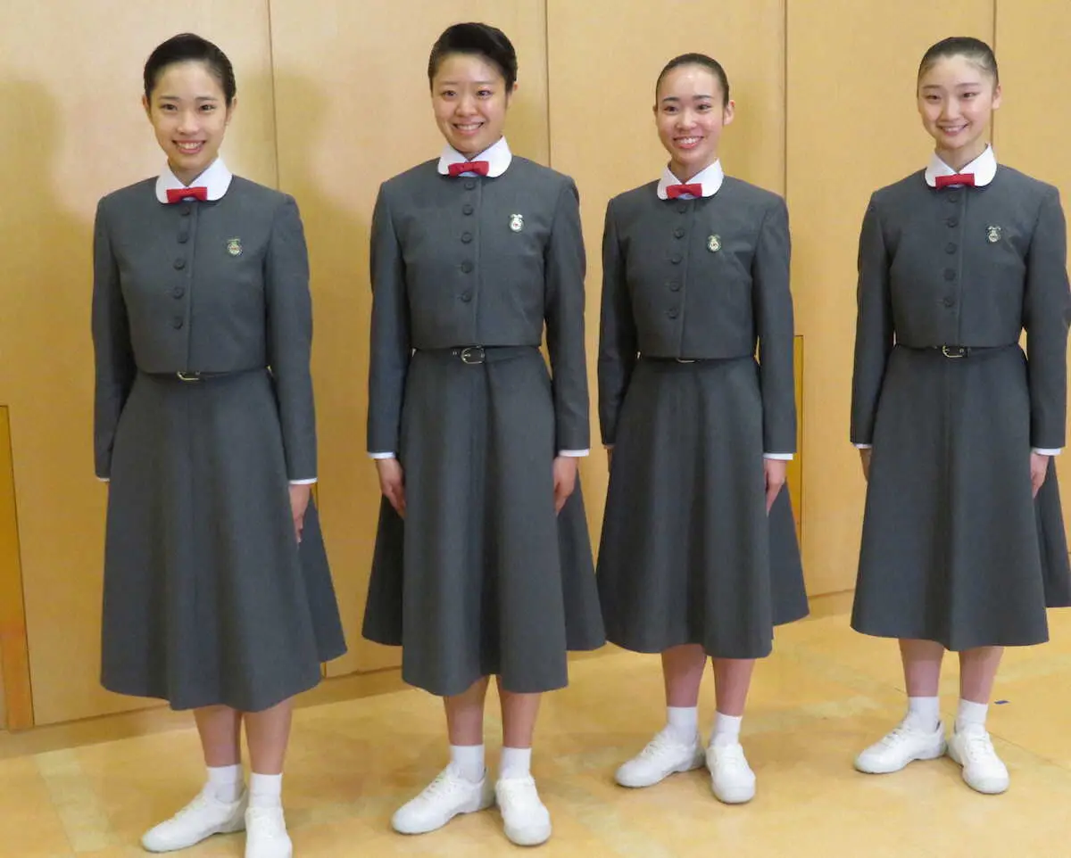 宝塚音楽学校112期生を代表し取材対応した（左から）今井咲さん、森永涼さん、仲田毬乃さん、田島妃葉さん　　　　　　　　　　　　　　　　　　　　　　　　　　　　　　　
