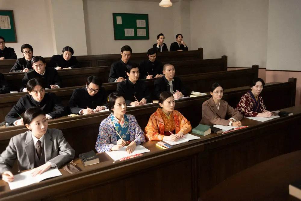 連続テレビ小説「虎に翼」第4週は「屈み女に反り男？」。法学部に進学した寅子（伊藤沙莉）たち（C）NHK