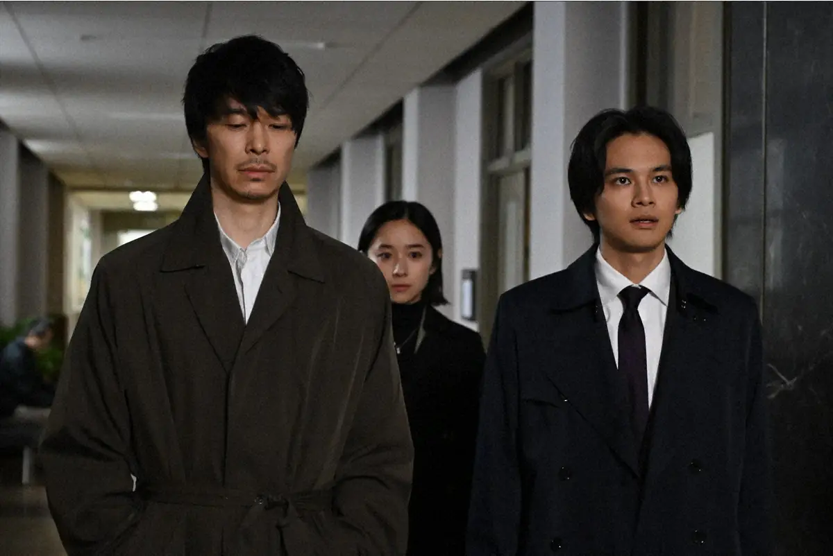 TBS日曜劇場「アンチヒーロー」第2話。弁護士を演じる（左から）長谷川博己、堀田真由、北村匠海（C）TBS