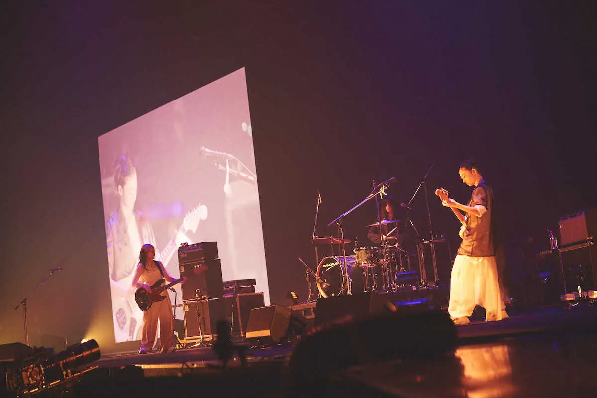 横浜アリーナでライブを行った3人組ロックバンド「羊文学」