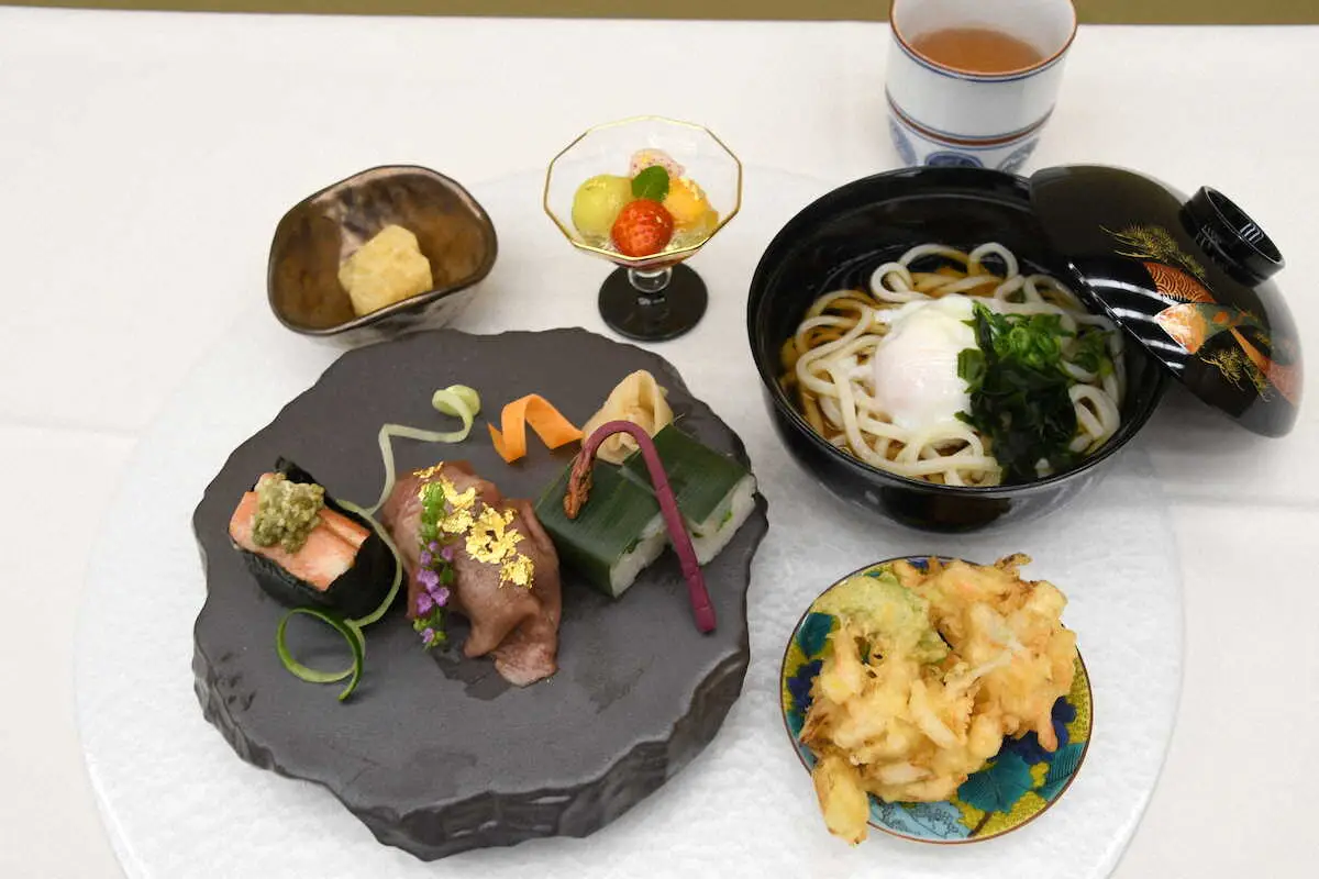 藤井聡太叡王の昼食。石川炙り寿司と小松うどん（冷）と加賀棒茶（ホット）