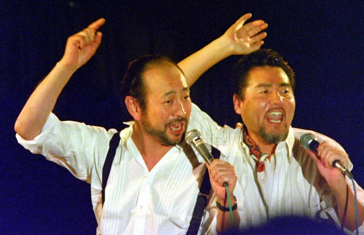 88年、中村泰士さん（右）とステージに立つ佐川満男さん
