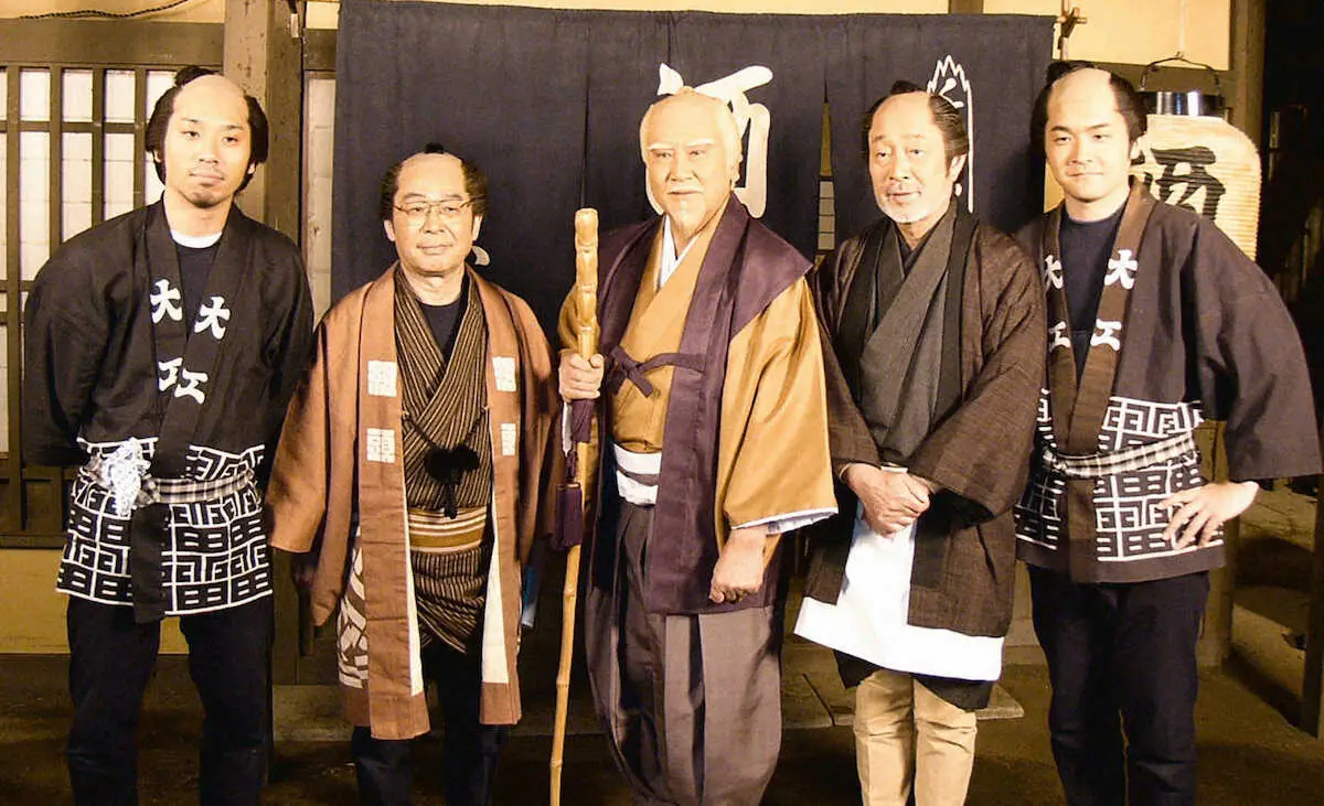 06年、「水戸黄門」に出演した佐川満男さん（右から2人目）