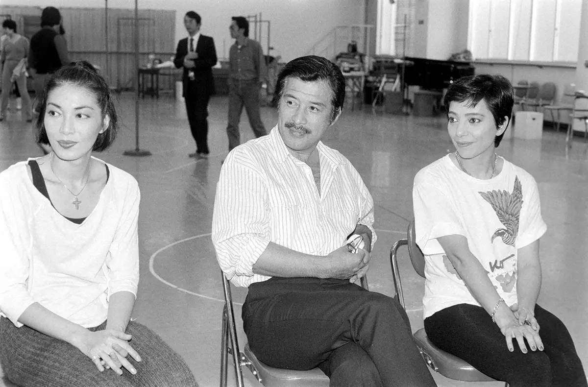 1985年10月、ミュージカル「シカゴ」の稽古に励む（左から）麻実れい、若林豪、鳳蘭