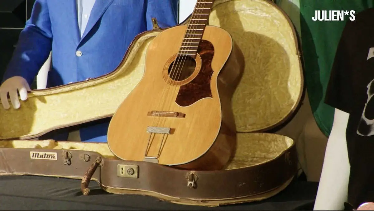 競売にかけられるジョン・レノンが使用していたギター（ジュリアンズ・オークションズ提供、共同）