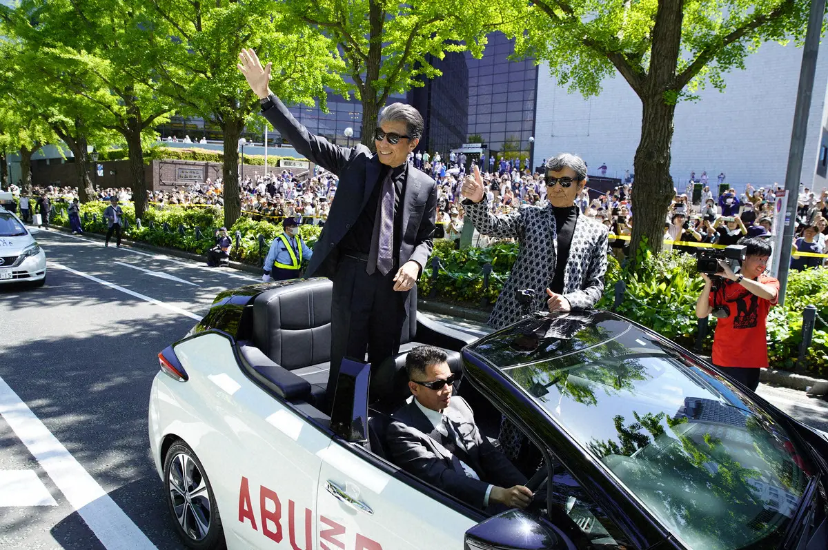 タカ！ユージ！「あぶ刑事」に横浜38万人熱狂　「実家に帰ってきたよう」　車道に乗り出すファンも