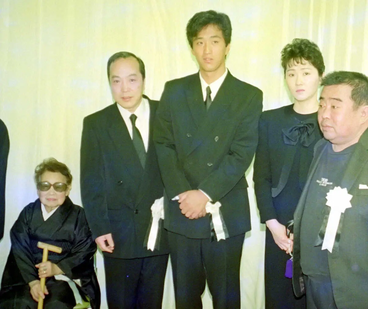 91年5月、大鶴日出栄さん告別式で並ぶ（左2人目から）唐十郎さん、大鶴義丹　　　　　　　　　　　　　　　　　　　　　　　　　　　　　　　　　　　　　　　　　　　　　　　　　　　　　　　　　　　　　　　　　　　　　　　　　　　　　　　　　　